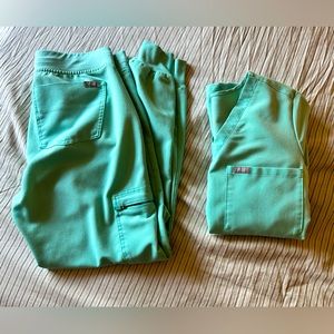FIGS Fresh Aqua PETITE Joggers/Catarina Top Set
